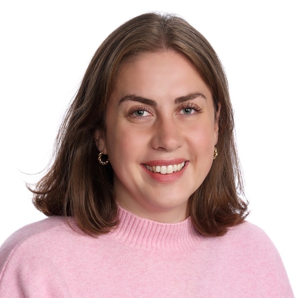 Kuvassa on Äännekoulun puheterapeutti Mirella Tuomisto